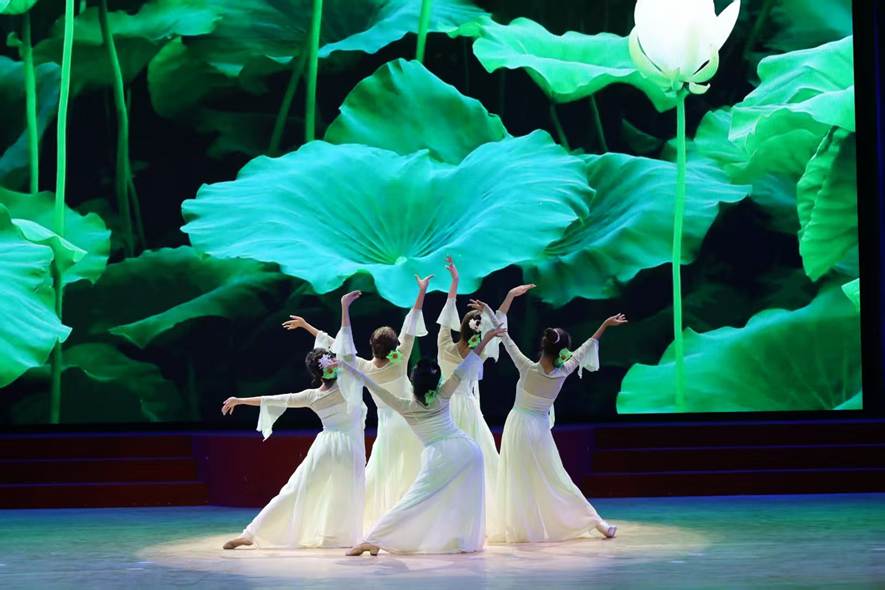 图片包含 看着, 前, 水, 桌子 AI 生成的内容可能不正确。