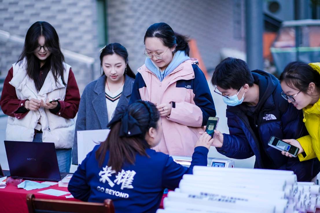 一群人正在聊天 AI 生成的内容可能不正确。