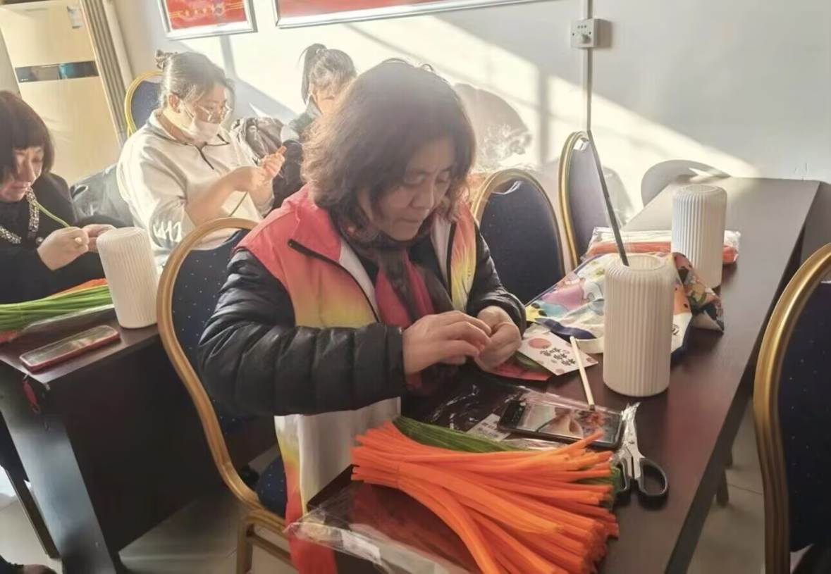 图片包含 游戏机, 桌子, 笔记本, 用 AI 生成的内容可能不正确。